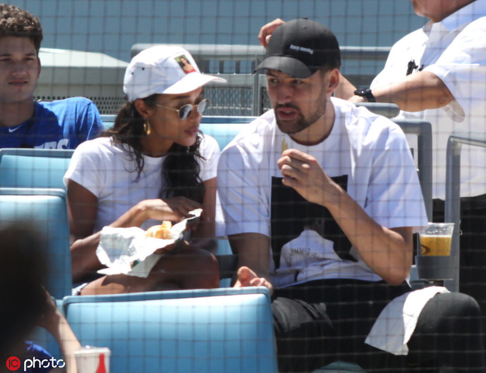 欧文突破防守送出关键助攻（欧文穿透防线妙传制胜）