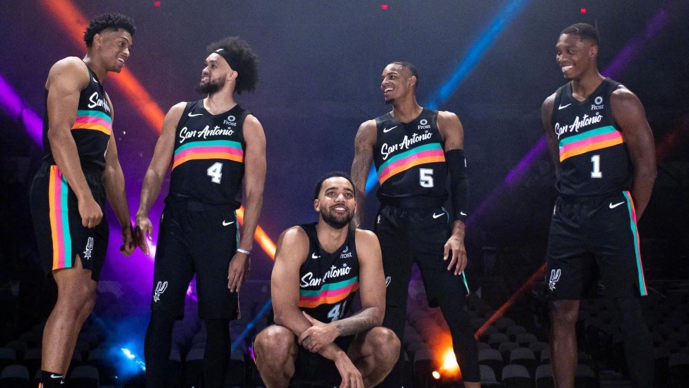 挑起大梁！卡斯尔狂轰30+10+6，得分创赛季新高（火力全开！卡斯尔30+10+6大爆发，单场得分刷新个人赛季新高）