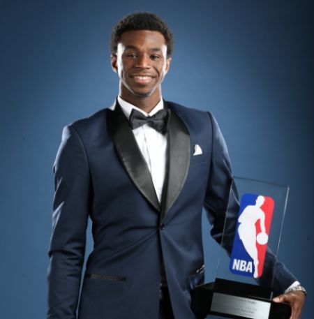 这大坏蛋！海港队庆祝夺冠时，蒋光太扒掉了古斯塔沃的裤子（海港夺冠庆典现搞笑一幕：蒋光太打趣拉下古斯塔沃的裤子）