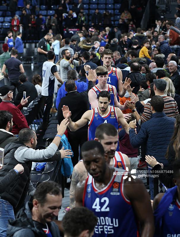 跟队记者：消息人士已经确认奥纳纳不会参加本届非洲杯（随队记者：多方消息证实，奥纳纳将缺席本届非洲杯）