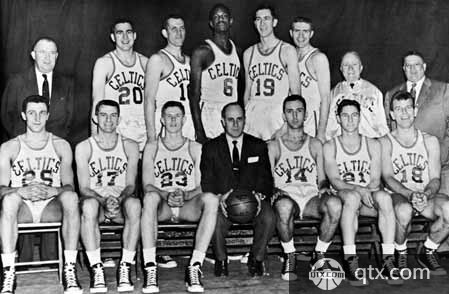 正随巴西在枪手基地训练，维尼修斯与多名阿森纳青训球员合影（维尼修斯随巴西队在阿森纳基地训练，并与多位枪手青训小将合影）