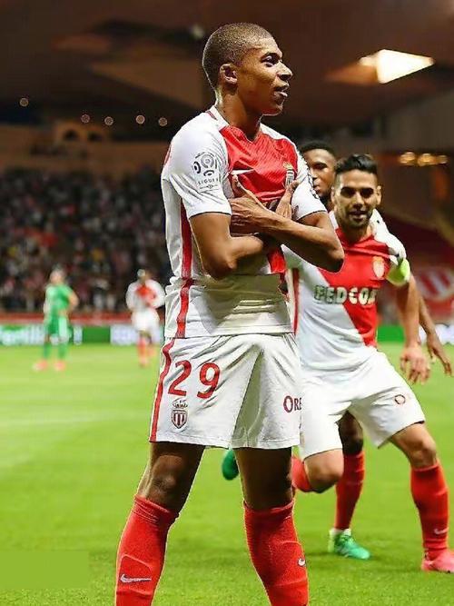 国王球队配合默契更强（国王队默契度更胜一筹）