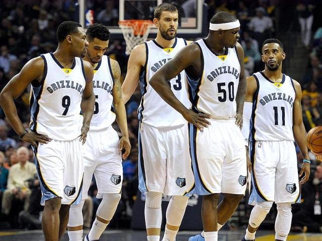 客战那不勒斯替补登场，科斯蒂奇达成尤文生涯100场里程碑（客场对阵那不勒斯，替补出战的科斯蒂奇迎来尤文生涯第100场）