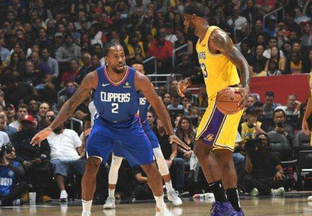 套娃，久保建英坐在涩谷的大久保建英像下握着一个小久保建英（久保建英坐在涩谷自己的巨型雕像下，手握迷你版的自己）