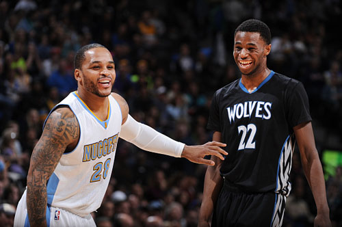 意大利队防守依旧稳固（意大利后防依然稳健）