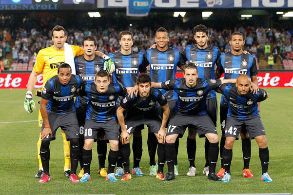 巴萨2026-27赛季复古球衣曝光：黑色主色调，青绿色粉色渐变条纹（巴萨2026／27赛季复古球衣曝光：主打黑色，青绿粉渐变条纹）