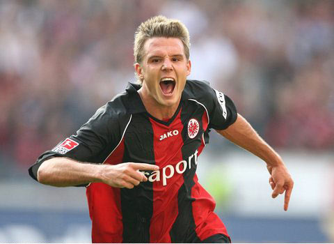 美媒：东契奇直接开着布加迪跑车来到今日与独行侠的比赛现场（美媒：东契奇驾布加迪亮相今日独行侠比赛现场）