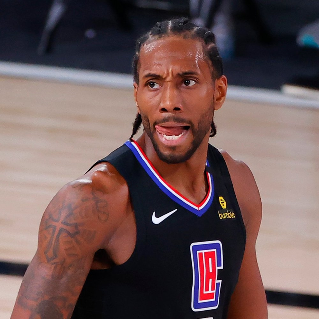 欧文突破防守助攻队友制胜（欧文强突分球助队友锁定胜局）