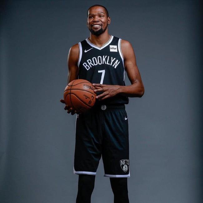 拜仁慕尼黑莱万多夫斯基帽子戏法（莱万多夫斯基为拜仁上演帽子戏法）