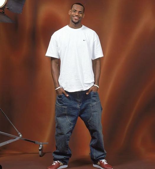 詹姆斯关键上篮助球队锁胜（詹姆斯致胜上篮锁定胜局）