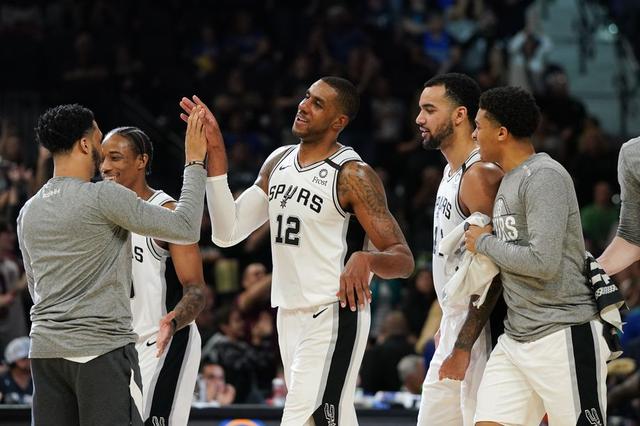 哈登盛赞火箭略显心酸！示意队友接球无1人回应 快船暴雷解体渐近？（哈登力赞火箭却难掩辛酸：招手找接应无人理会，快船崩盘在即？）